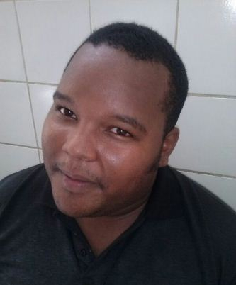 Polícia prende homem com carro roubado e ele sorri pra foto