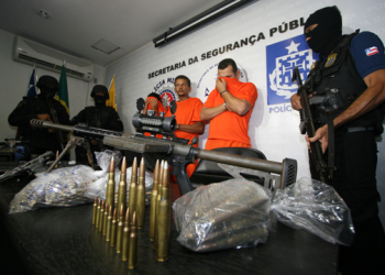 Grupo assalta dois bancos e deixa uma pessoa baleada