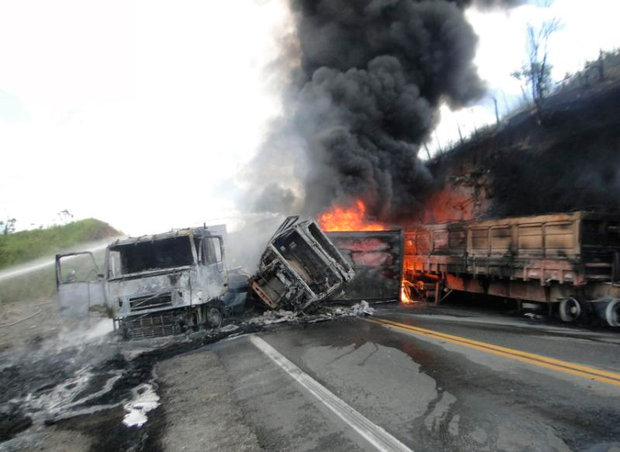 Três pessoas morrem em colisão seguido de incêndio na BR 116/Sul