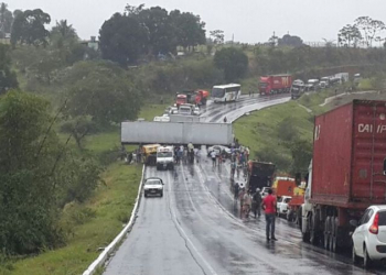 Acidente com três mortos interdita BR-101