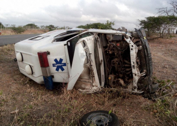 Ambulância de Nordestina que transportava homem morto colide com Celta próximo a Queimadas