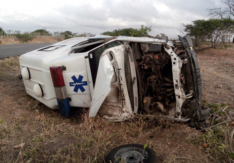 Ambulância de Nordestina que transportava homem morto colide com Celta próximo a Queimadas