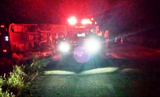 Ônibus tomba na BR 242 próximo a Ibotirama, mata oito pessoas e deixa dezenas de feridos.