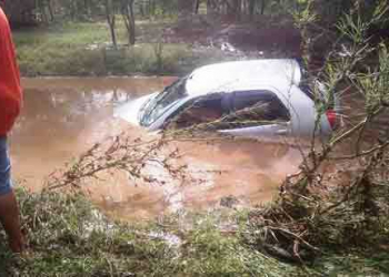 Pintadas:motorista tenta atravessar correnteza e veículo fica submerso