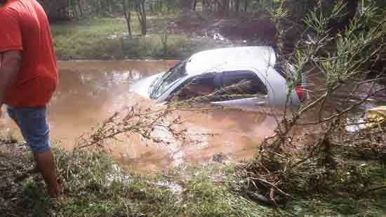 Pintadas:motorista tenta atravessar correnteza e veículo fica submerso
