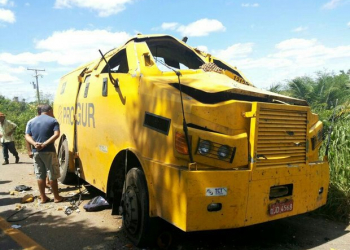 Quadrilha ataca carro forte, explode e leva todo dinheiro