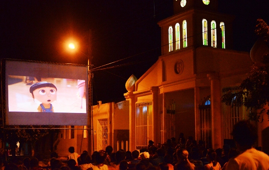 Coité – Cine Social quebra rotina da criançada de Goiabeira