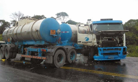 Colisão envolvendo caminhões deixa quatro feridos na BR 101