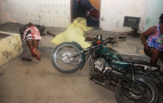 A direita está algemado o suposto criminoso que foi detido em flagrante, sua moto que foi apedrejada por populares e o corpo de Ronaldo.