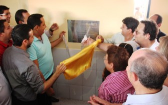 Ao lado dos filhos da homenageada o prefeito descerrou a placa