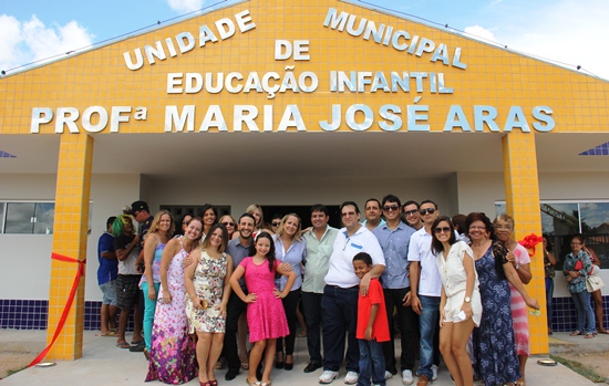 Familiares reunidos ao lado do prefeito.
