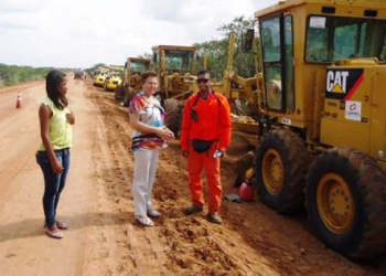 Deputada Fátima Nunes visita obra de construção asfáltica do trecho Biritinga/Nova Soure