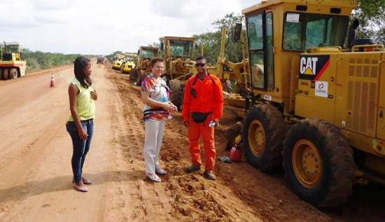 Deputada Fátima Nunes visita obra de construção asfáltica do trecho Biritinga/Nova Soure