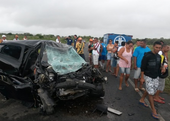 Colisão frontal entre Gol e Veraneio deixa quatro mortos e dois gravemente feridos na BA 131