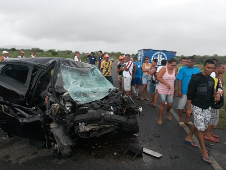 Colisão frontal entre Gol e Veraneio deixa quatro mortos e dois gravemente feridos na BA 131