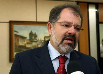 Nilo se emociona em entrevista e diz que pode apoiar oposição