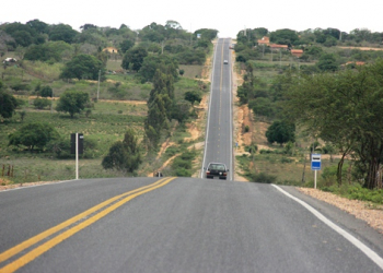 Deputada Fátima Nunes visita obra de construção asfáltica do trecho Biritinga/Nova Soure