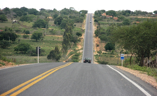 Deputada Fátima Nunes visita obra de construção asfáltica do trecho Biritinga/Nova Soure