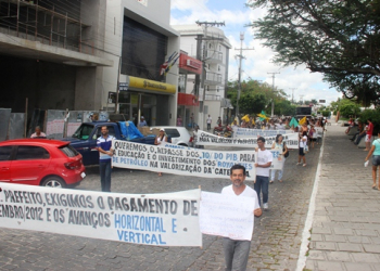 Centenas de professores coiteenses vão às ruas em manifestação promovida pela CNTE e cobram seus direitos a Prefeitura