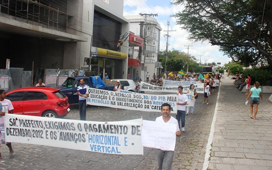 Centenas de professores coiteenses vão às ruas em manifestação promovida pela CNTE e cobram seus direitos a Prefeitura