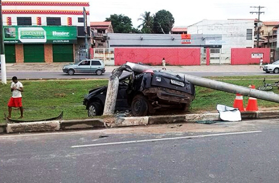Policial morre e mulher fica ferida em acidente na Estrada do Coco