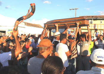 Ao som do berrante, corpo de vaqueiro é sepultado em Conceição do Coité