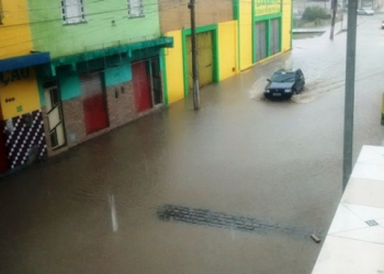 Forte temporal alaga ruas em Santaluz
