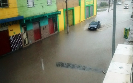 Forte temporal alaga ruas em Santaluz