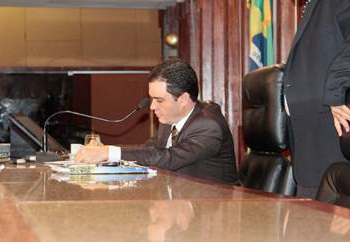 Marcelo Nilo com mais afinidade com a oposição? Ele convocou Tom Araújo para presidir Sessão na AL