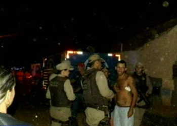 Dupla armada invade casa e mata criança no colo do pai