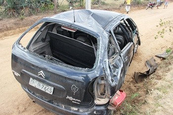 Veículo fica destruído em capotamento e motorista sai ileso na BR 349