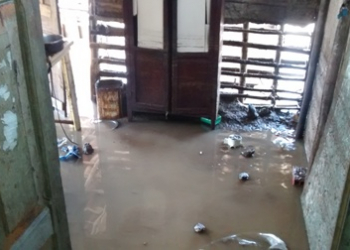 Chuva forte alaga ruas, invade casas e deixa famílias desabrigadas