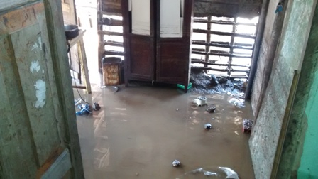 Chuva forte alaga ruas, invade casas e deixa famílias desabrigadas