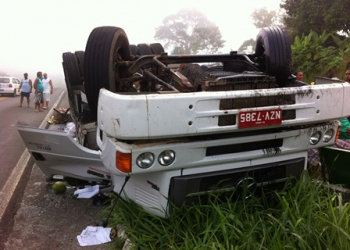 Motorista de caminhão morre e colega fica ferido em acidente na BR-101
