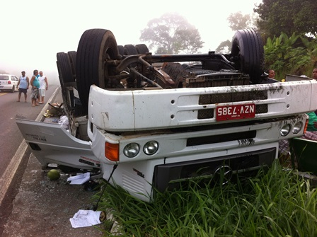 Motorista de caminhão morre e colega fica ferido em acidente na BR-101
