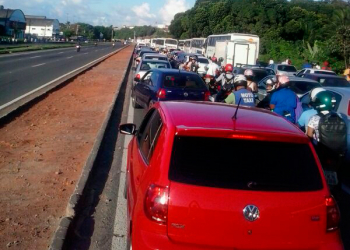 Rodoviários fazem protestos em Pirajá e Mussurunga e ambulantes fecham BR-324