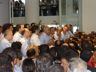 Aécio lança chapa de oposição ao governo Wagner