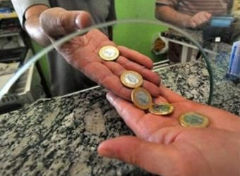 Governo estima salário mínimo de R$ 779 para 2015