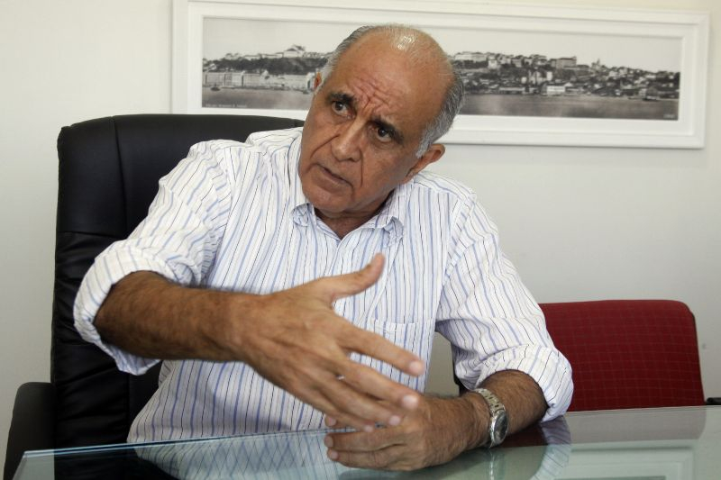 PT se especializou em fazer aquilo que tanto criticava, diz Paulo Souto