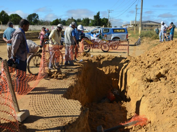 Motociclista cai em buraco de obras de prefeitura e morre