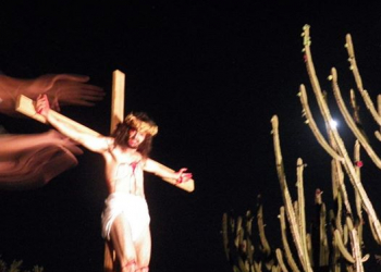 Mistério; durante encenação da Paixão de Cristo em Valente, duas mãos surgem por trás da cruz e só foi percebido na foto