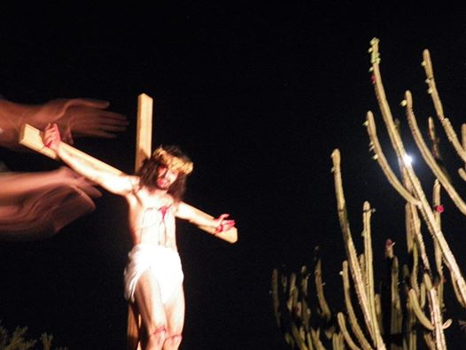 Mistério; durante encenação da Paixão de Cristo em Valente, duas mãos surgem por trás da cruz e só foi percebido na foto