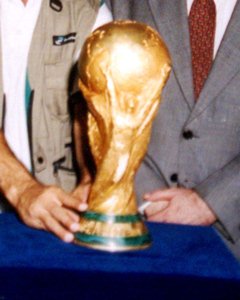 Troféu da Copa do Mundo de 2014 chega ao Brasil depois de rodar o mundo