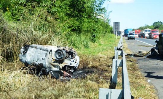 Três pessoas morrem na BR 324 vítimas de um grave acidente