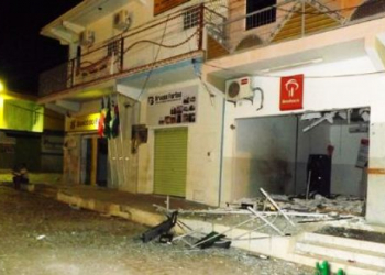 Bandidos explodem caixas eletrônicos do Banco do Brasil e Bradesco em Canudos