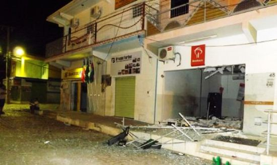 Bandidos explodem caixas eletrônicos do Banco do Brasil e Bradesco em Canudos