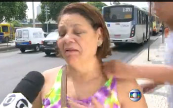 Bandido tentar levar cordão de mulher quando estava sendo entrevistada sobre roubo no Rio de Janeiro