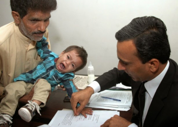 Bebê de nove meses é acusado de tentativa de assassinato contra policial no Paquistão