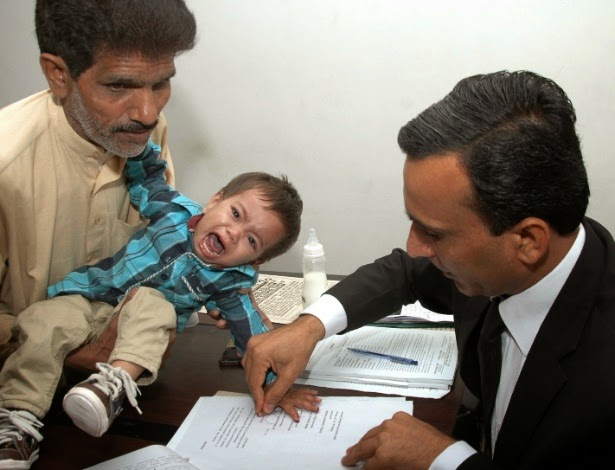 Bebê de nove meses é acusado de tentativa de assassinato contra policial no Paquistão