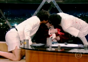 Jô Soares dá beijo triplo em homens durante programa; veja